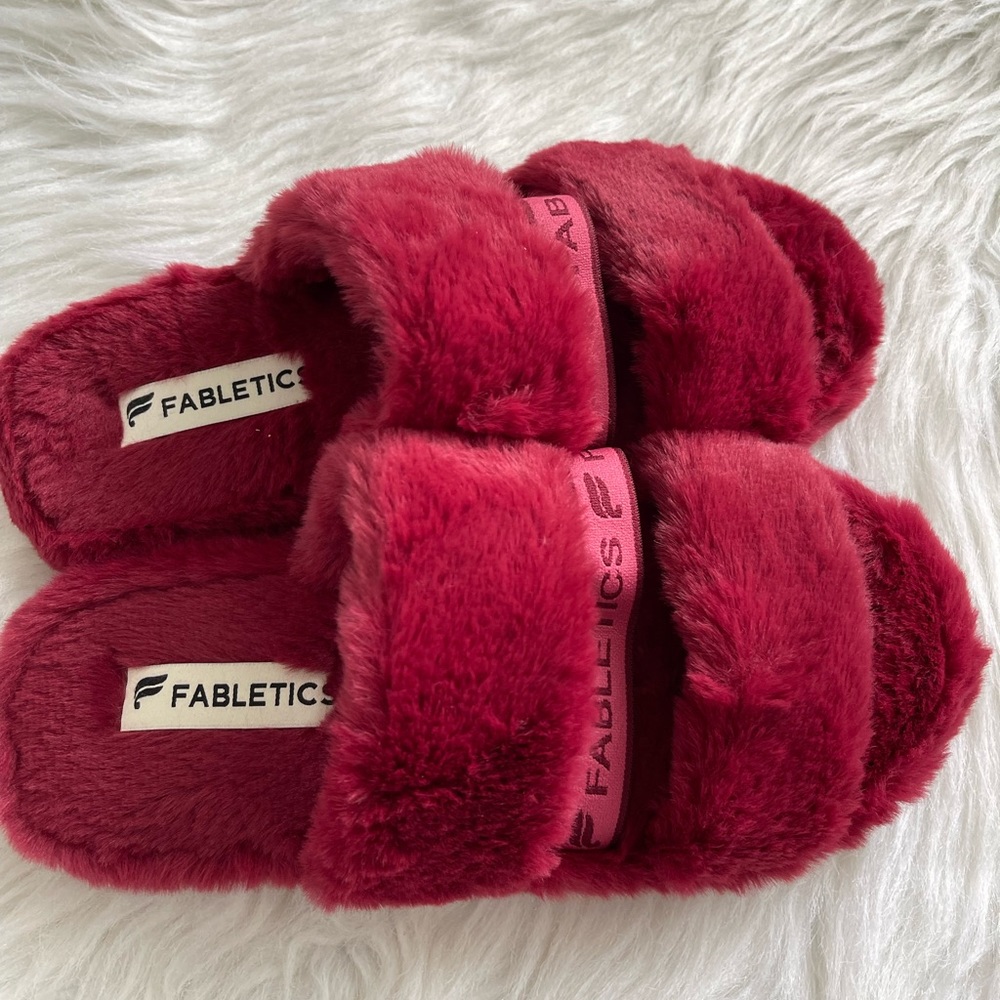 Fabletics snug strap slipper Fuzzy red cherry burst slides Size 9